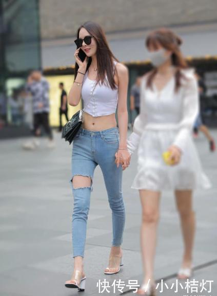 吊带|白色吊带衬衫搭配破洞紧身牛仔裤,修身大气,面料轻薄有质感
