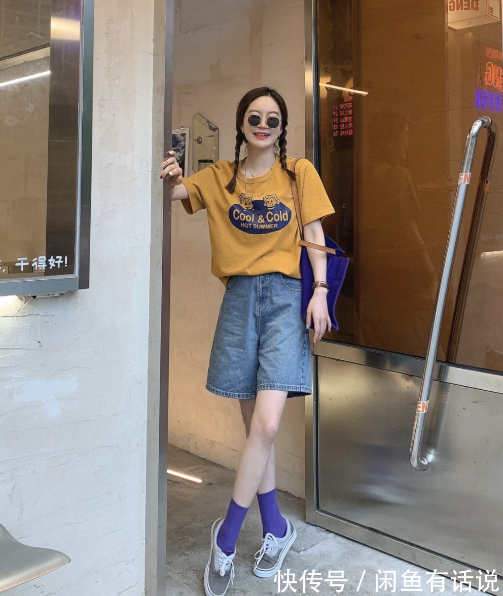 效果|37岁阿姨真会穿,用T恤+牛仔短裤搭出5种不同效果,减龄还很时髦
