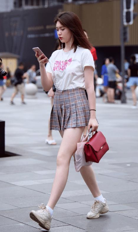 落落大方|白色短袖搭配格子百褶裙,落落大方,少女感十足