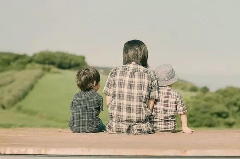 变形记|90后夫妻深山生9个娃:宝妈带孩子宝爸收入甚微,无知者无畏!