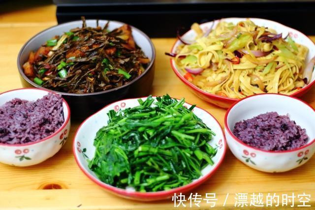 一家三口的晚餐，都是家常菜，一顿成本不到30元，吃得特舒心