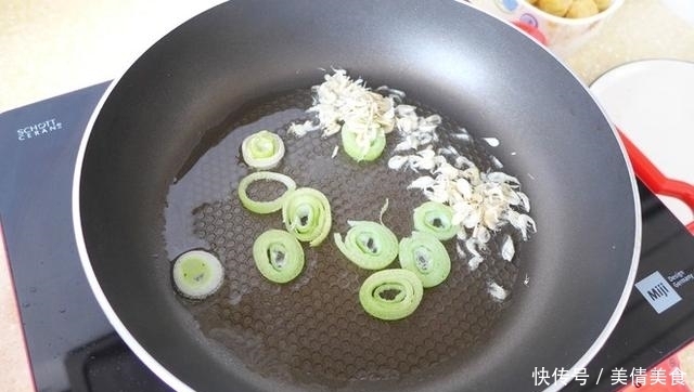  豆腐加这菜清香无比，再来点肉，好吃到上桌秒光！只长劲不长胖