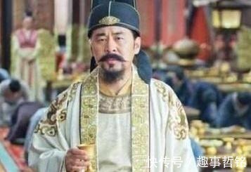 皇帝@皇帝在宰相衣服上烫个洞,次年洞仍在,皇帝:打开库房