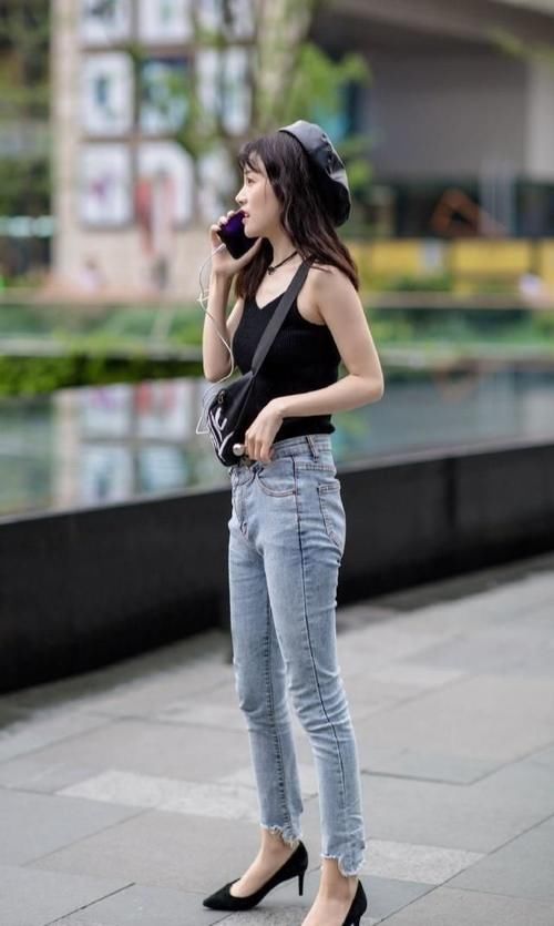 背心|姑娘清新又纯洁，白背心搭配灰色瑜伽裤，非常醒目！