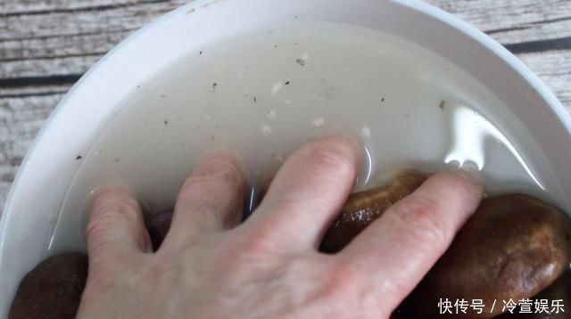 炒菜|清水洗香菇，和没洗一样，教您一招，脏东西和小虫子自动溜走