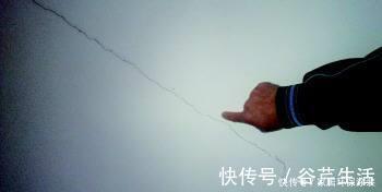 客厅|客厅背景墙贴瓷砖还是墙纸，看完心中答案应该有了吧！