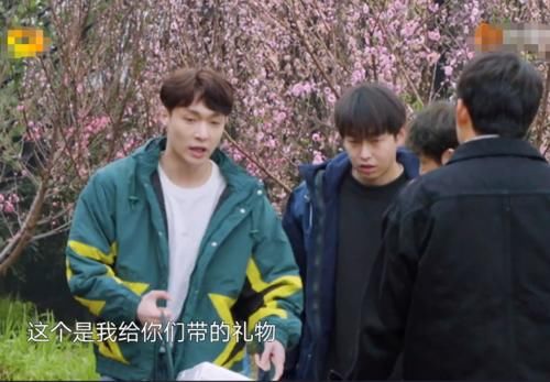 张艺兴一如既往的有礼貌，看他录制节目对船长的举动，又被圈粉了