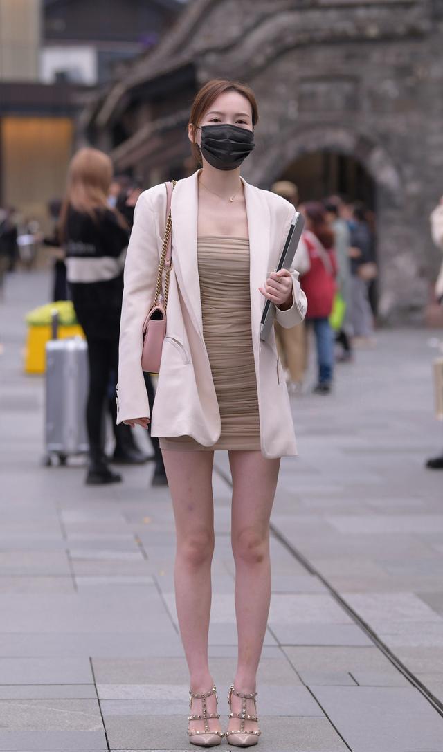 春天穿吊带裙搭配什么上衣和鞋子? 掌握这几个技巧, 温柔显气质