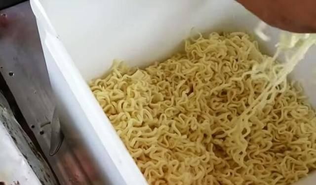 小吃|大婶在路边摆摊卖这小吃,路人见了只摇头,试尝后连锅都买走了