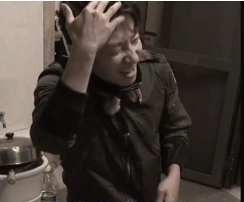 身体|撒贝宁做饭被摄像机砸头！痛到身体蜷缩捂头，大笑掩盖疼痛