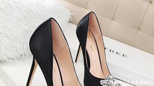 时尚|穿裤袜不要配低跟鞋了,瞧瞧刚上新高跟鞋,才美