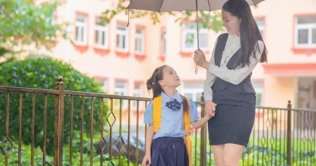 接娃|这种妈妈接娃放学,影响自己形象不说还很伤孩子的自尊,愿你不是