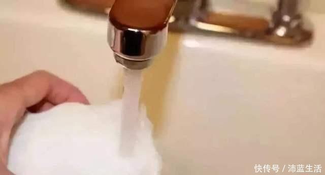 杀菌|玻璃胶用久会“变黑”保洁阿姨的“小妙招”，立马洁净还杀菌