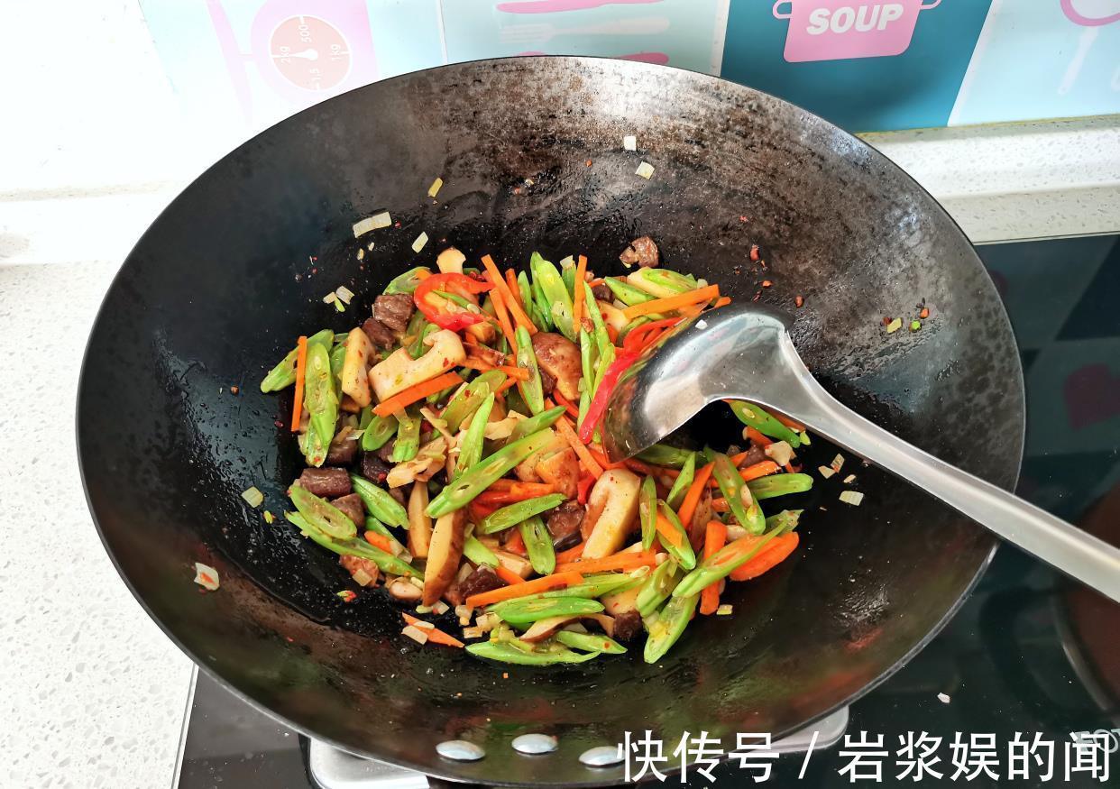 天热我家|天热我家这样吃面条,有肉有菜有面条,拌一拌越吃越香