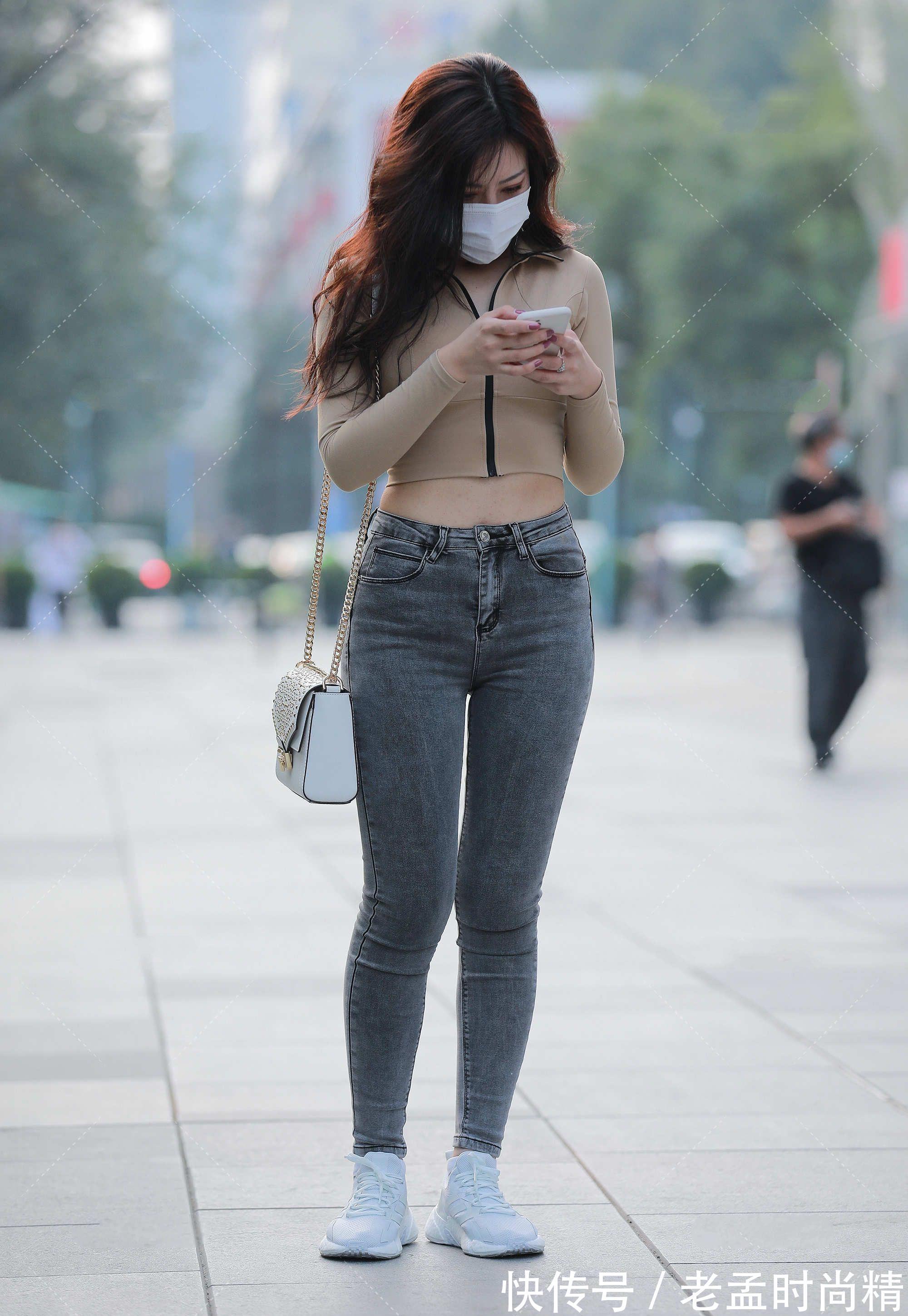 搭配|浅色系短款修身针织衫上衣搭配深色系牛仔裤,显高显瘦,时尚百搭