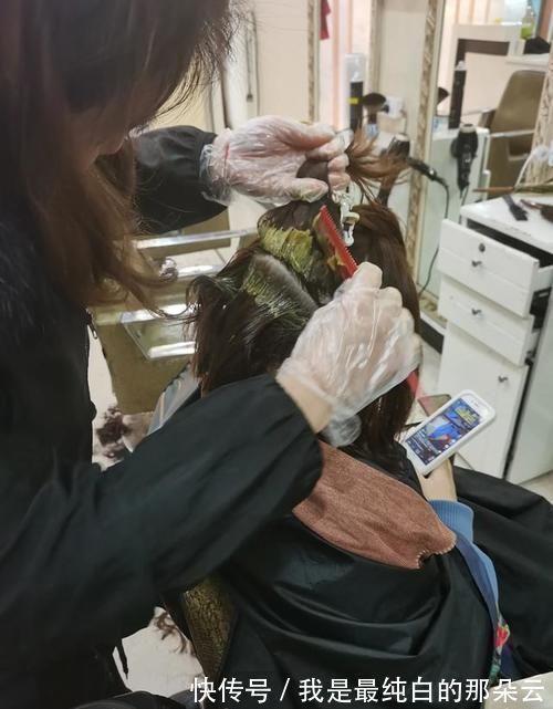 染发 在美发店染发和自己在家染发,哪一种对头发伤害小?