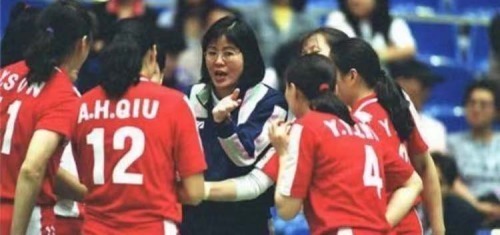 王怡|中国女排叛徒,赛前偷跑去美国被国家队开除,如今下场大快人心!