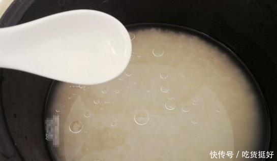 为啥电饭锅蒸米饭,会有粘锅的情况?教你一招,米饭更香还不粘锅