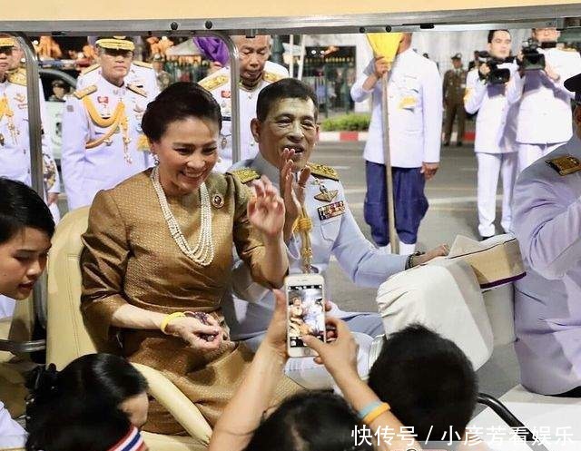 苏提达|诗妮娜不在眼前苏提达放松警惕?一身土豪金显俗气,直筒腰输贵妃