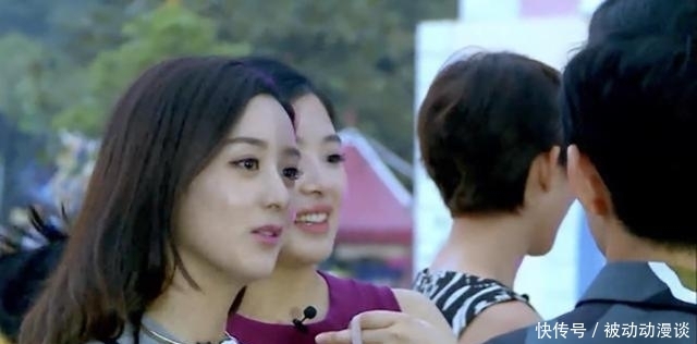 赵丽颖离婚后现身何炅主持的综艺!路透图曝光,背的包包好眼熟