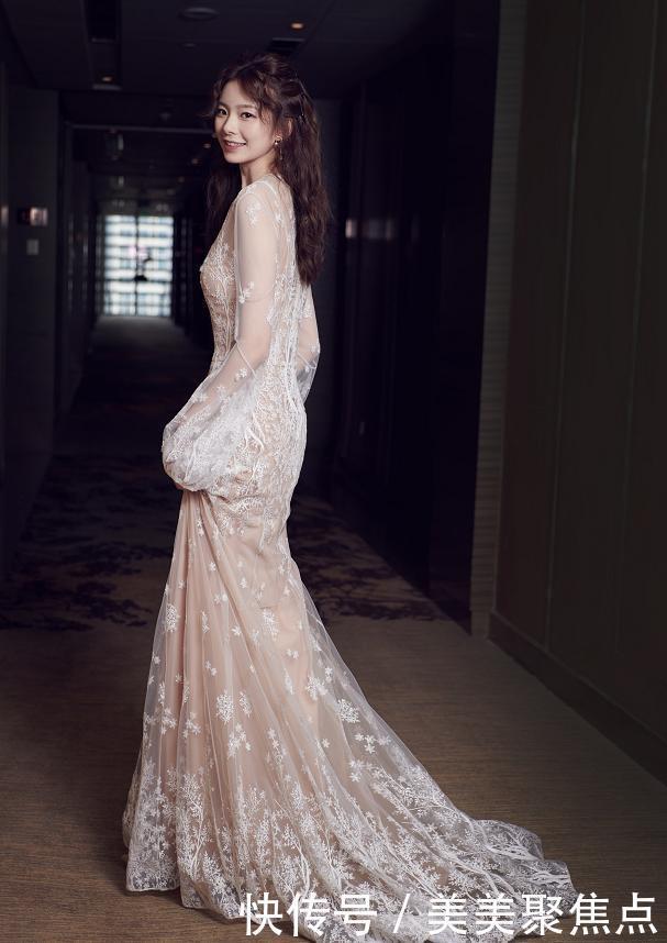 陈卓璇穿裙装好甜美,刺绣长裙温柔高贵,短裙活泼可爱真时尚