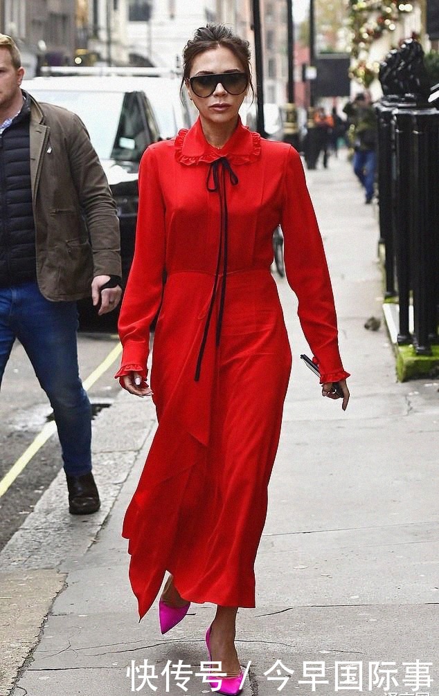 时装设计|贝克汉姆娇妻参观自家时装店,光腿穿上万元大红裙,配粉色细高跟