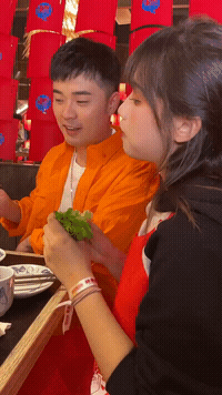 |搞笑GIF：穿成这样想给女友一个惊喜 没想到她给了我一个更大的惊喜