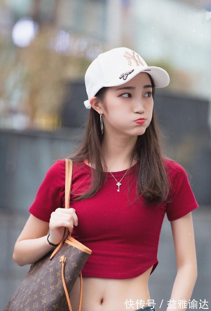 小蛮腰 初秋微凉时节,露脐上衣搭配牛仔裤,秀出小蛮腰更有魅力