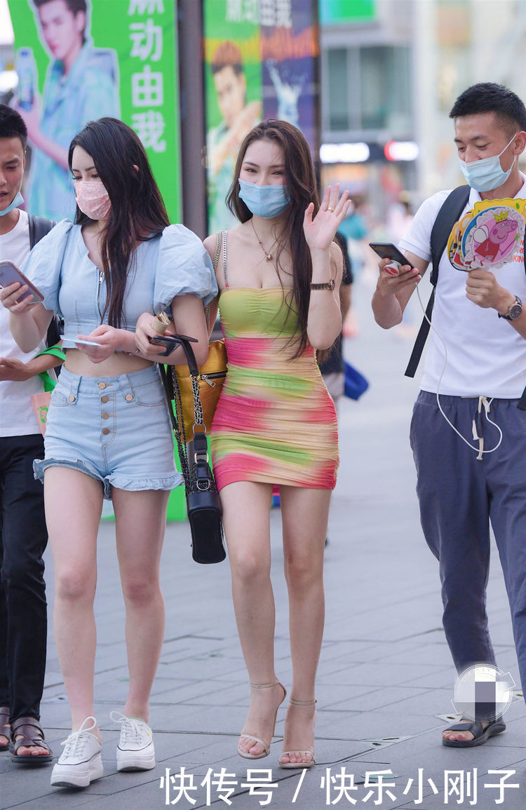 小姐姐穿搭彩虹色吊带紧身裙，尽显迷人风韵