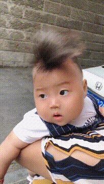 |搞笑GIF趣图:妹子表演的节目搞笑得连自己都忍不住笑场了