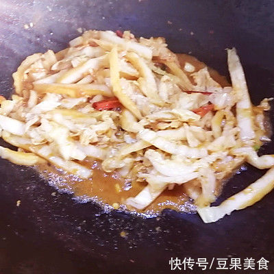 白菜炒肉丝|白菜炒肉丝，香香辣辣的，滋味超足