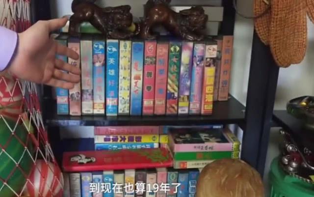 年代感!他花70万收老物件,房内摆满年代感玩具物件,男子:也没花太多