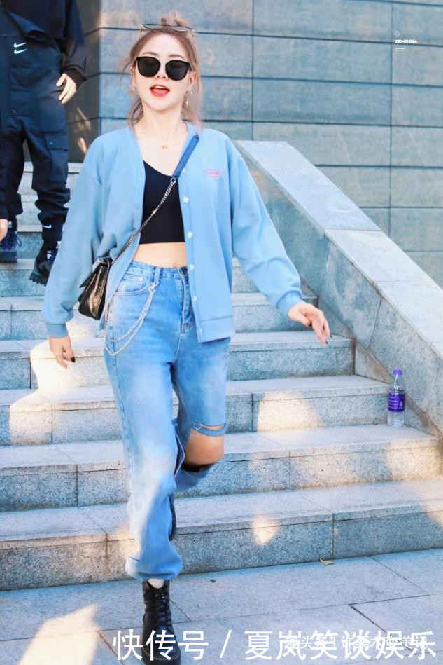 穿搭|最近火了一种穿搭叫:“不好好穿”牛仔裤!吸睛还显腿长,真时髦