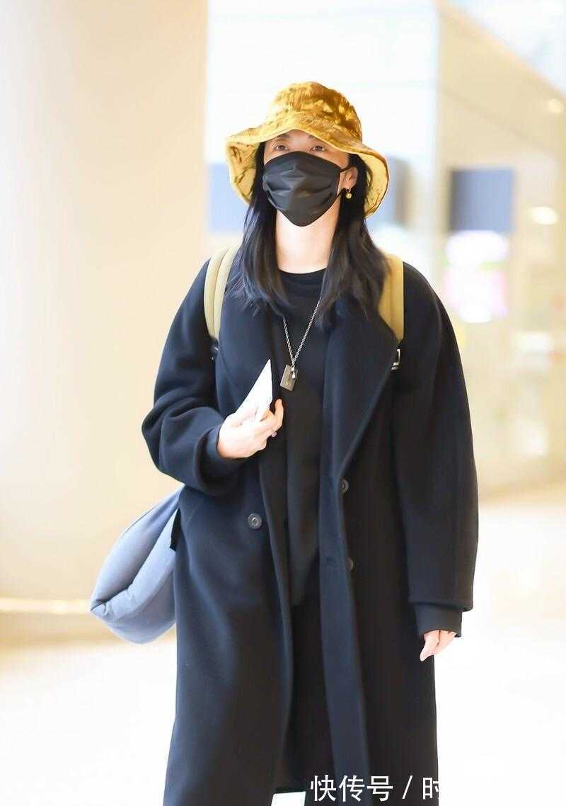 大衣 姚晨真懂“极简穿搭”,一身黑色简约又高级,配黄色帽子好洋气