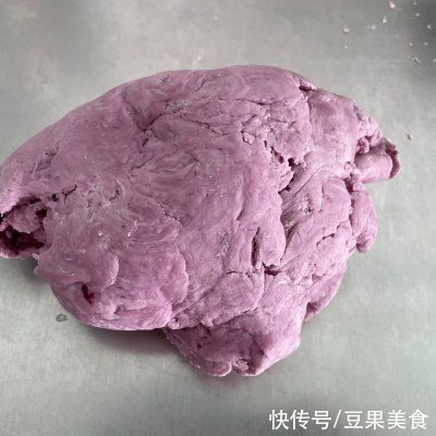 就让这道好吃不上火的紫薯馒头，温暖你这个冬天吧
