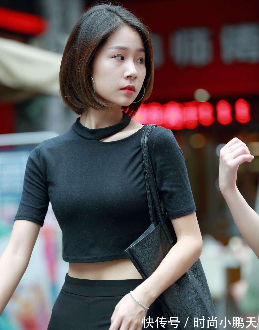 领导 没有比你更会“省事”的,上班就穿这样一双鞋,不怕领导批评吗?