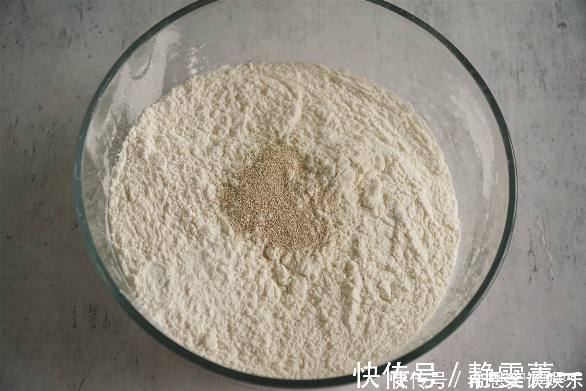 做馅饼，和好面直接包可不行，多加一步，松软酥脆，放几天都不硬