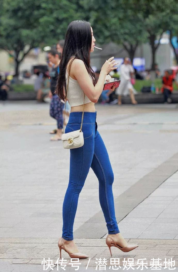 美女脚上穿上一双一字带的白色高跟鞋,看上去不仅气质,而且修长