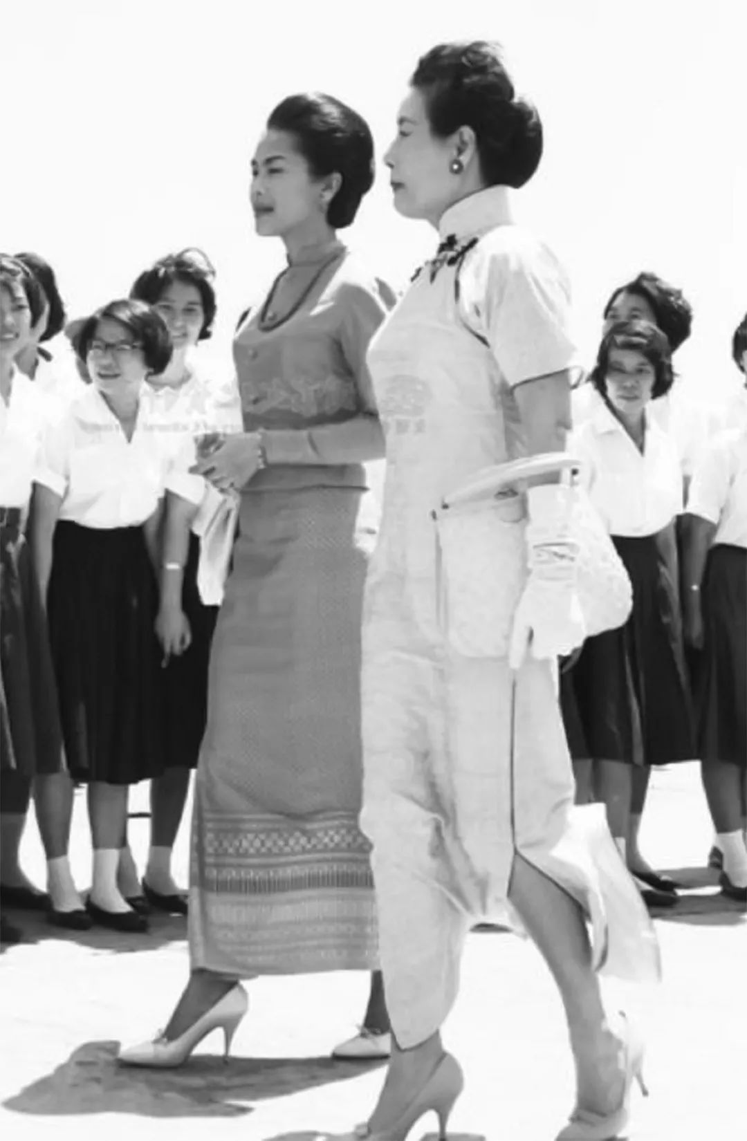 爱情故事$晚年诗丽吉低下了高傲的头,对丈夫牵手揽腰又献花,泰王被撩蒙了