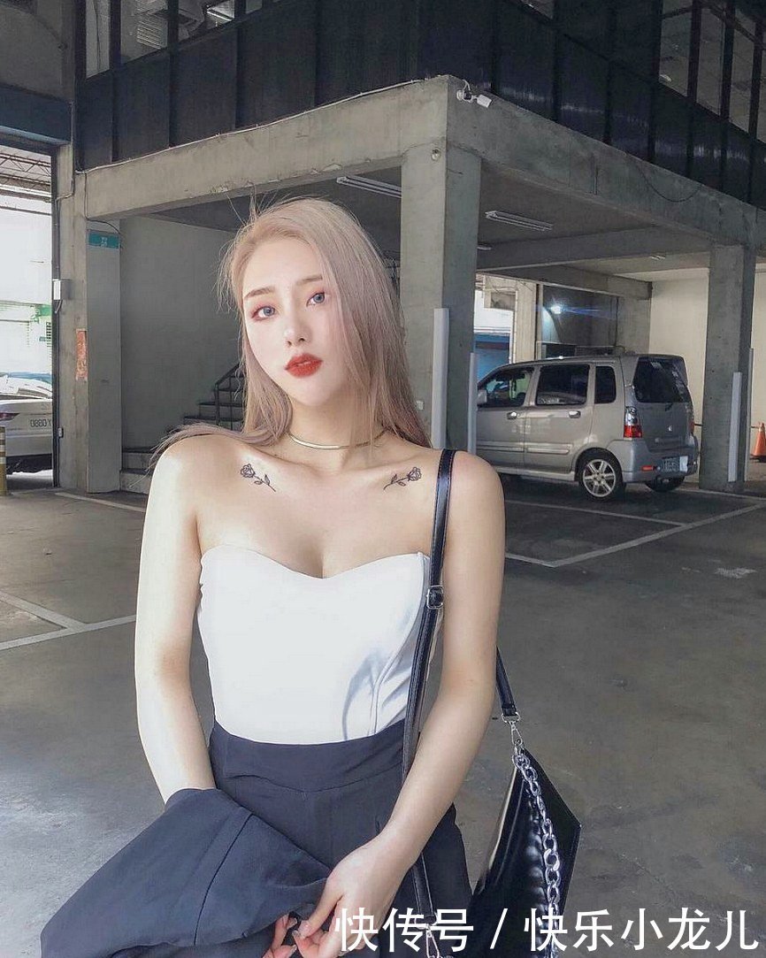 白皙稚嫩的瓜子脸,双眼迷媚有神,灿烂的笑容将人深深吸引