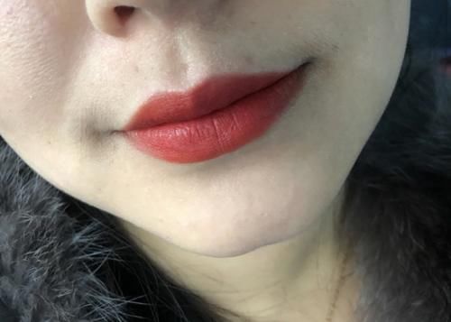 这些口红颜色很漂亮，特别适合黄皮MM使用，有效提升气色超显白