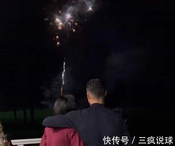 c罗|浪漫!C罗跨年夜豪宅举办盛大晚宴,将女友拥入怀中观赏漫天烟花