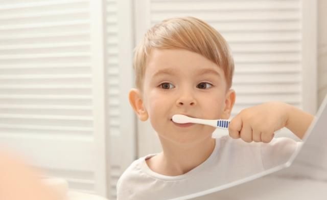 牙刷|女儿嘴太臭被同学孤立,医生从嘴里取出异物,连亲妈都当成作呕