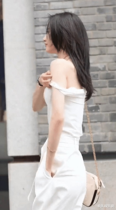 白色配白色,穿出意想不到的好效果,好身材尽显