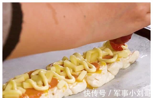 手抓饼还能这么吃?搭配芝士和火腿,焦香又拉丝,孩子爱吃的早餐