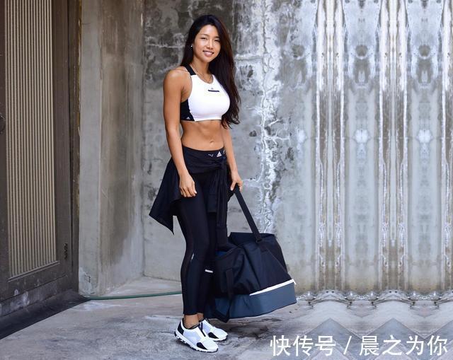 卧推凳腹肌锻炼法|39岁韩国模特，腹肌性感迷人，“卧推凳腹肌锻炼法”快速练同款