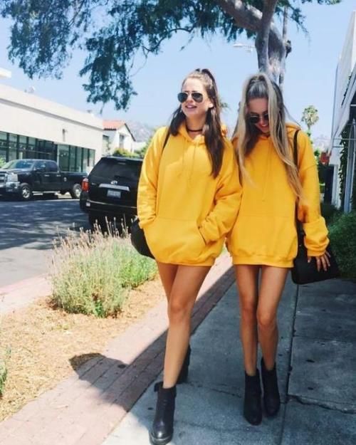 今年春天流行一种穿法：“男友风卫衣＋靴子”，时髦减龄显气质