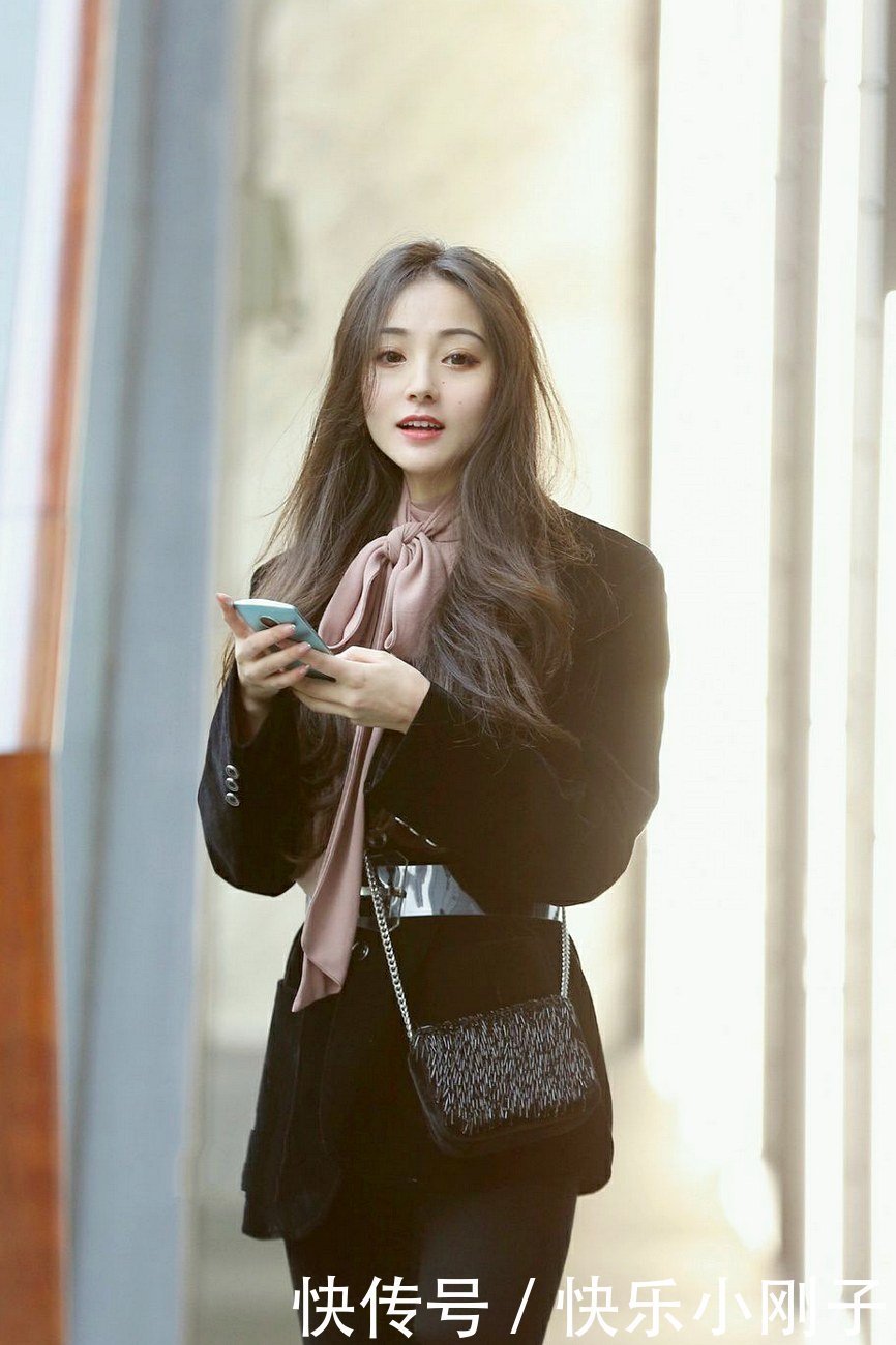 暖暖的还能凹造型，依然是各种款式的黑色外套，让这个冬天充满爱