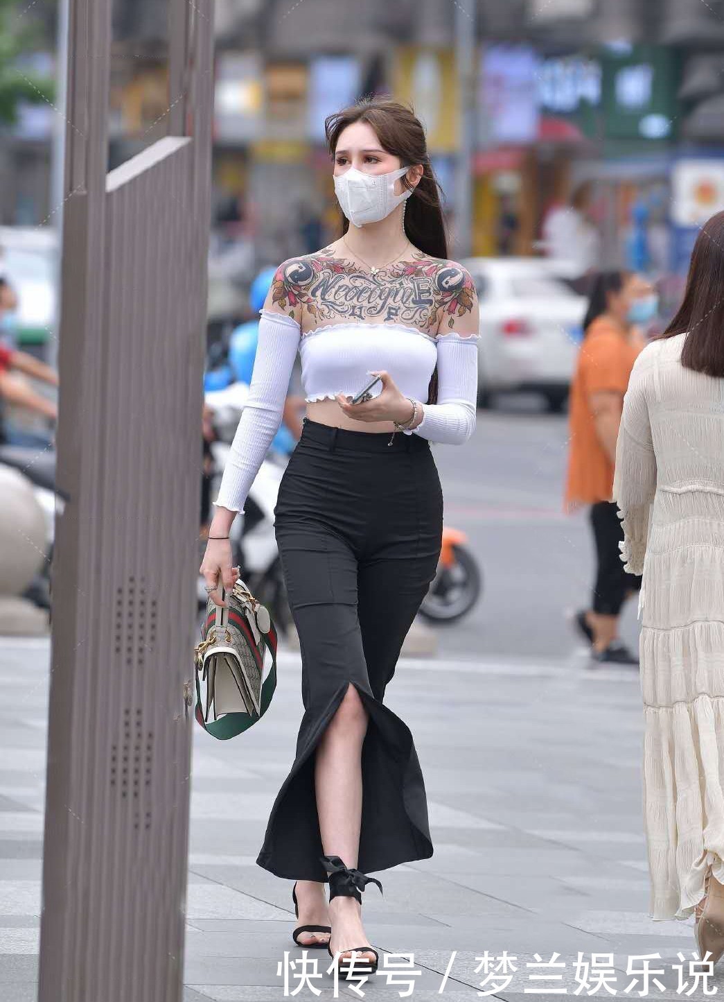 夏季简约率性的穿搭，一字肩短衫+开叉阔腿裤，尽显时尚潮流气息