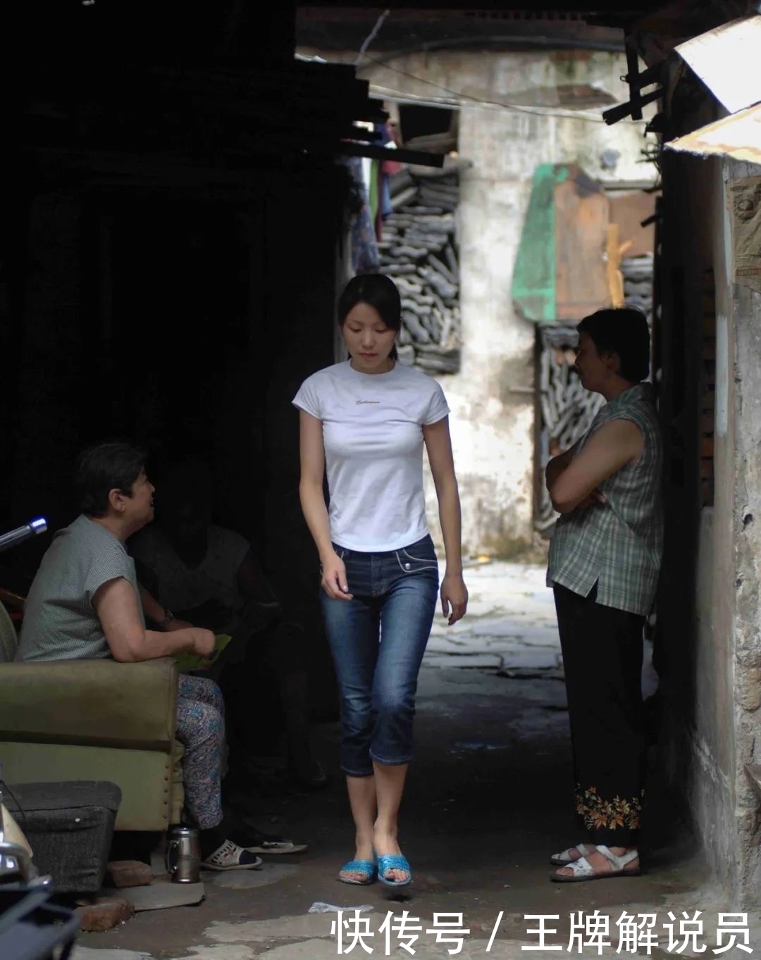 一对古稀老人守着一个小吃摊子,养活四代人,还留住了一条街